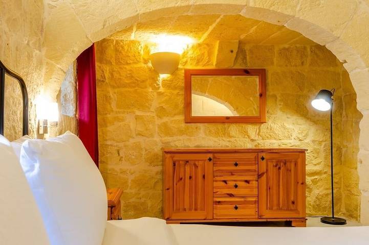 300y/o Gozo Country Villa: pool, games, sleeps 14 in Munxar, Gozo