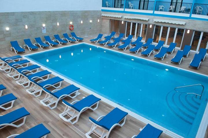 Hôtel pour 4 personnes, avec vue et piscine ainsi que bassin pour enfant et balcon