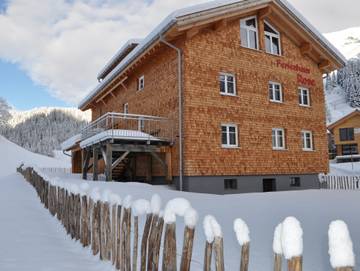 Ferienwohnung für 11 Personen, mit Terrasse und Garten in Schröcken