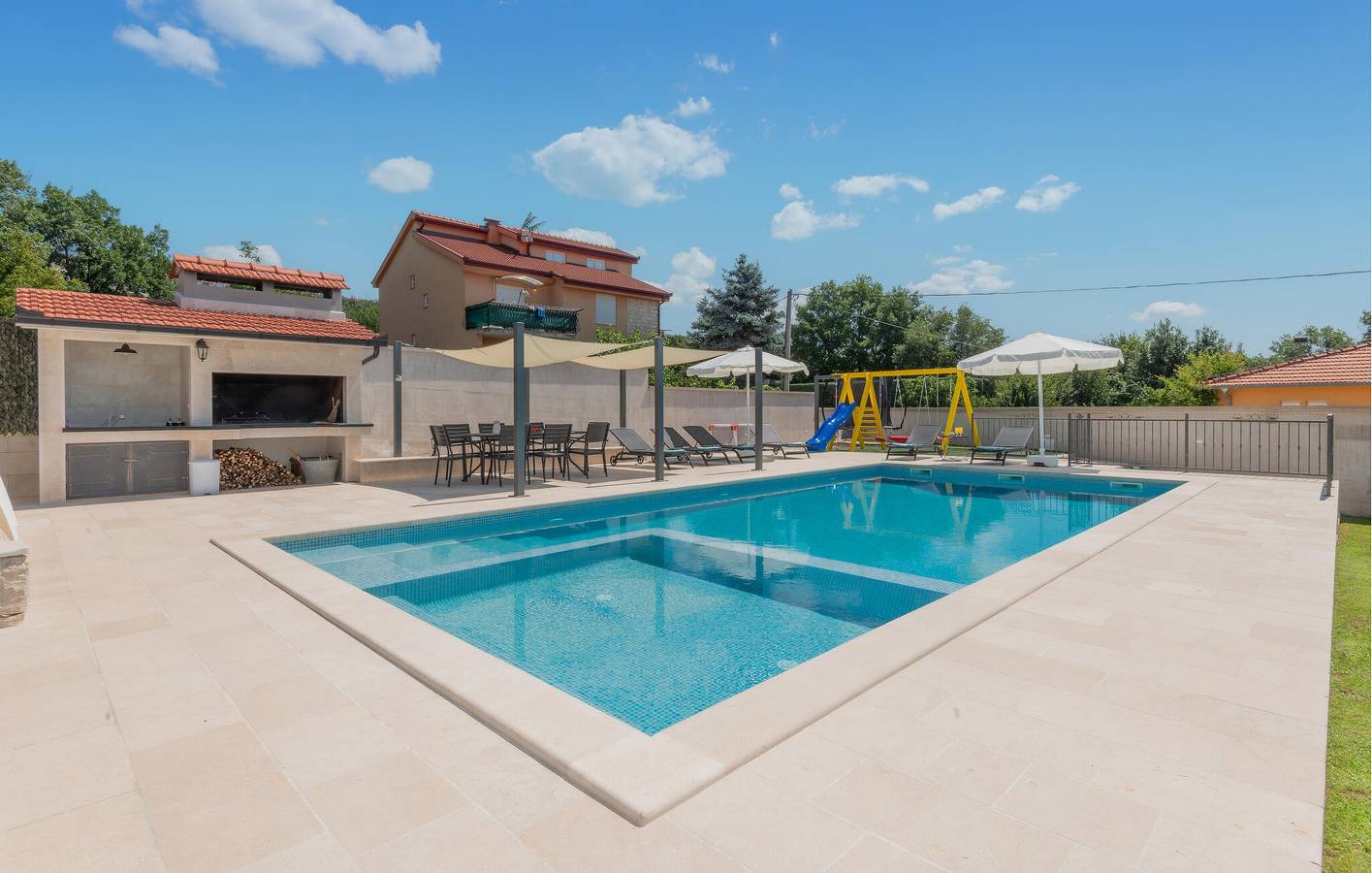 Geräumige 2-Zimmer-Wohnung mit Pool in der Nähe der Imotski-Seen und der Stadt in Imotski, Makarska Riviera