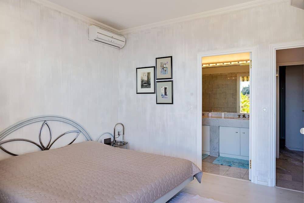 Appartement entier, Bel appartement pour 5 personnes avec climatisation, piscine, Wifi, Tv et terrasse in Èze, Côte méditerranéenne (France)