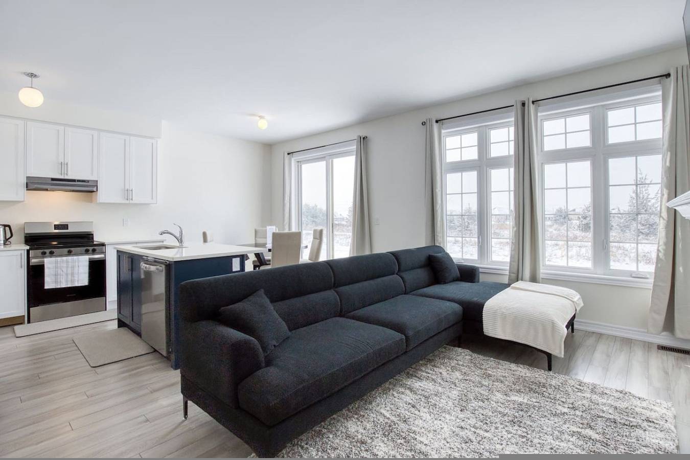 Spacious Brand New 4-Bed Retreat in Quinte West in Lago Ontario (Kanada)