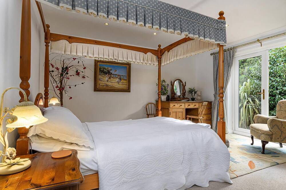 4 bedroom accommodation in Arthog, near Dolgellau in Fairbourne, Snowdonia