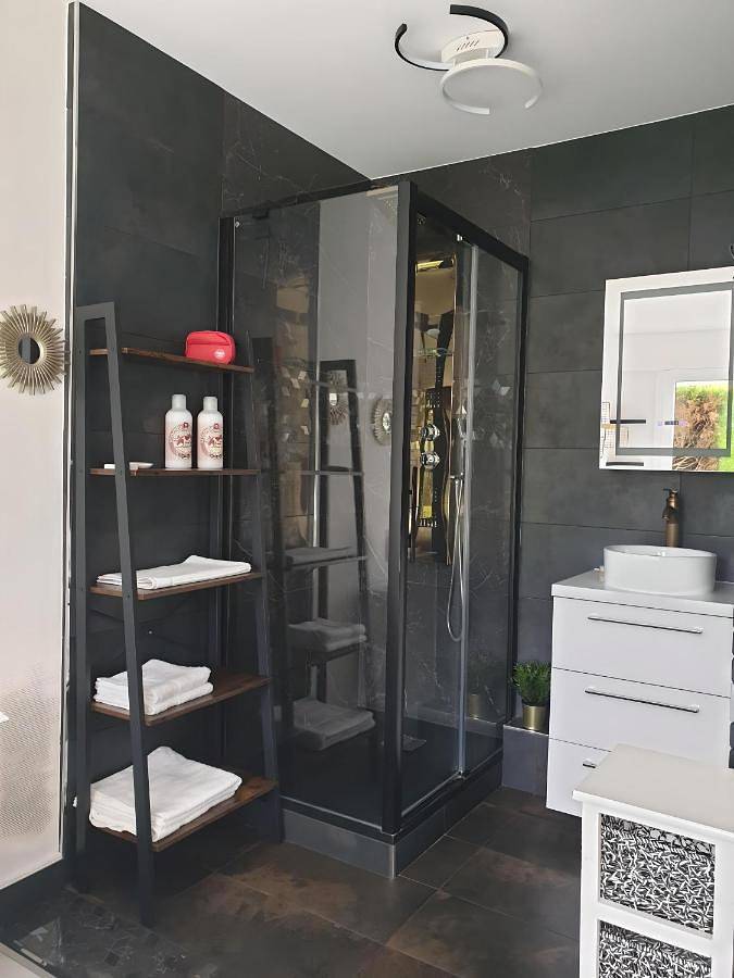 Appartement entier, One-Bedroom Apartment in Chaville, Hauts-de-Seine