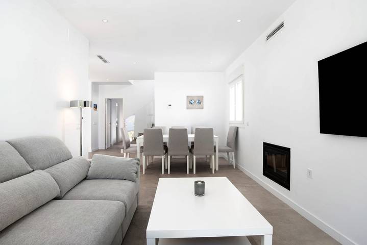 Villa 'Santa Clara 21c' con piscina privada, Wi-Fi y aire acondicionado in Playa La Barrosa, Chiclana de la Frontera