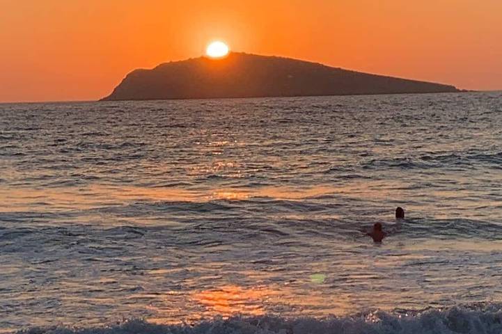 Location de vacances pour 8 personnes, avec balcon et jardin dans Panormos