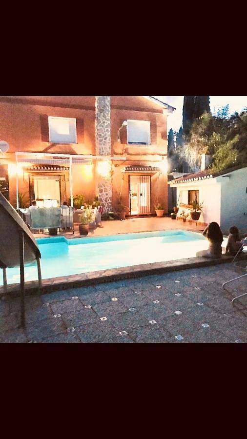 Casa rural para 8 personas, con piscina además de vistas y jardín, Se admiten mascotas en Huétor Vega