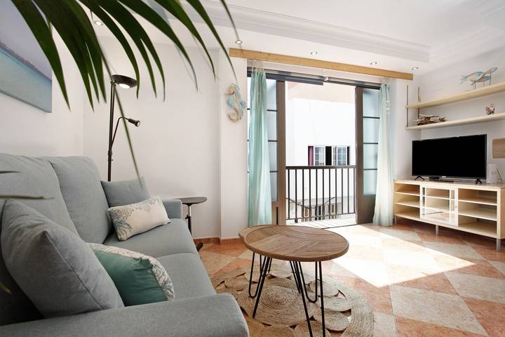 Entire apartment, Vacation Apartment 'Casa Mariposa' with Private Terrace and Wi-Fi in Puerto de Corralejo, La Oliva