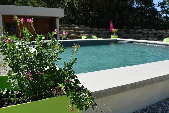 Gîte pour 2 personnes, avec jardin ainsi que piscine et terrasse