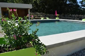Gîte pour 2 personnes, avec terrasse ainsi que jardin et piscine dans le Vaucluse