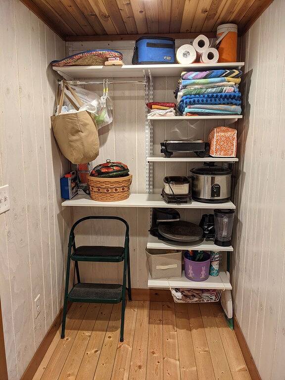 Arnolds Park Cabin with kayaks, bikes, and golf cart in Arnolds Park, Dickinson County