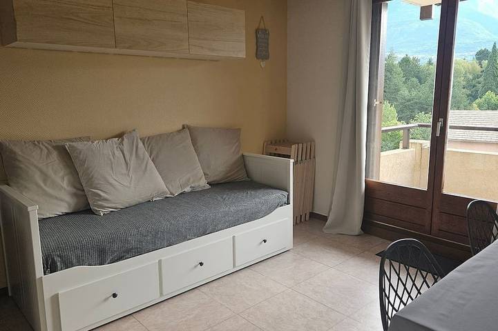 Entire apartment, Mountain-view apartment sleeps 6 in Embrun, Écrins National Park