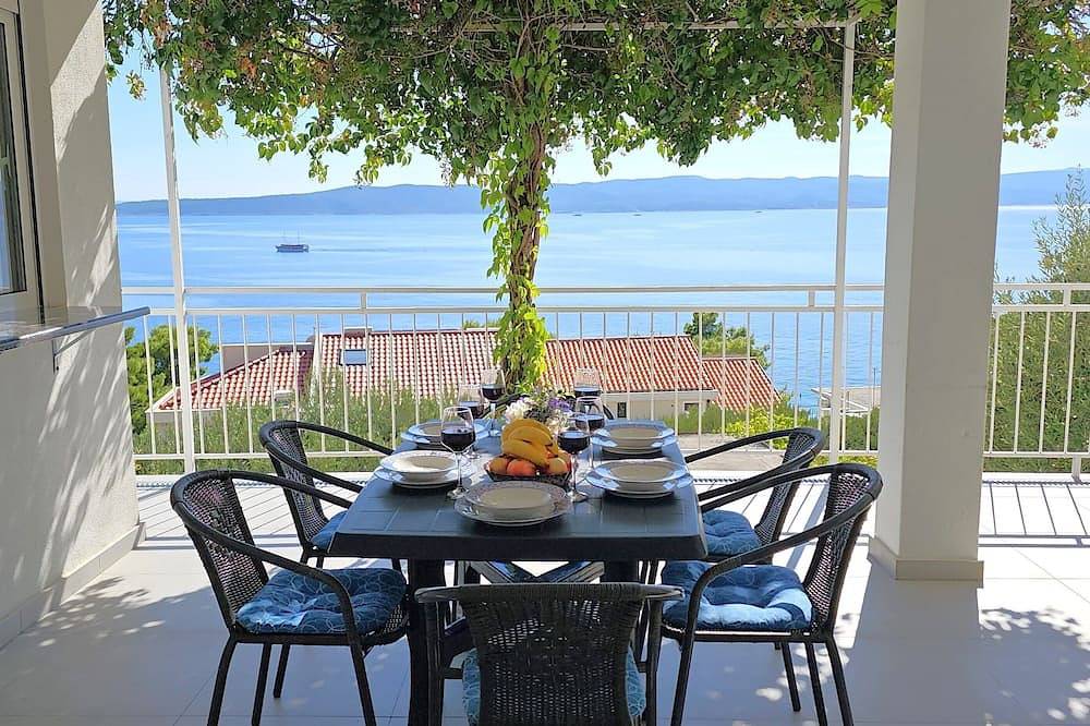 Ganze Wohnung, Apartment mit Meerblick, nur 150 m vom Strand entfernt, große Speiseterrasse in Brela, Makarska Riviera