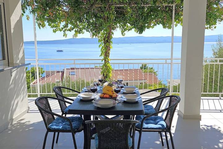 Villa für 6 Personen, mit Balkon und Terrasse in Brela
