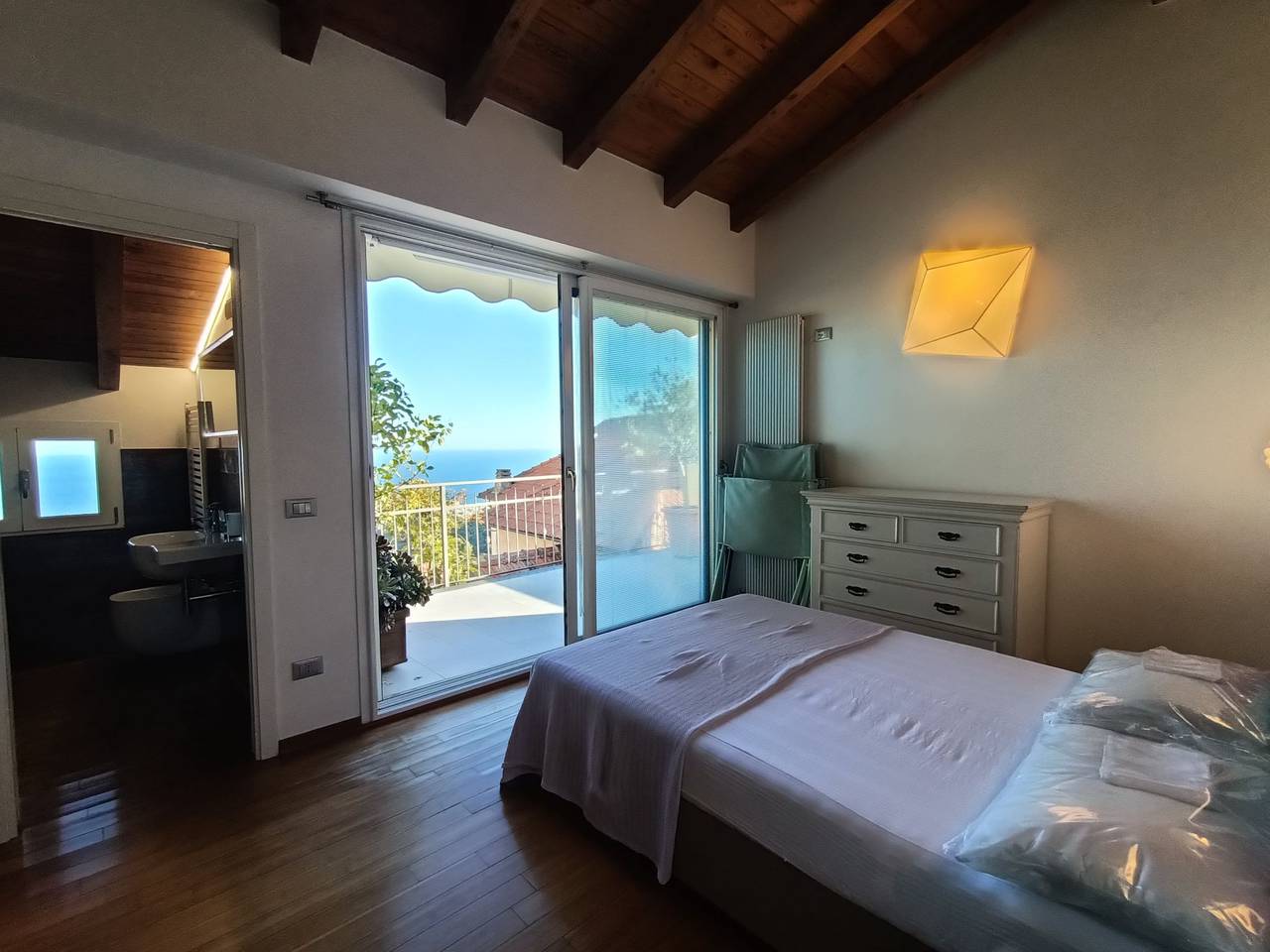 Terrazza con glicine in Moglio, Alassio