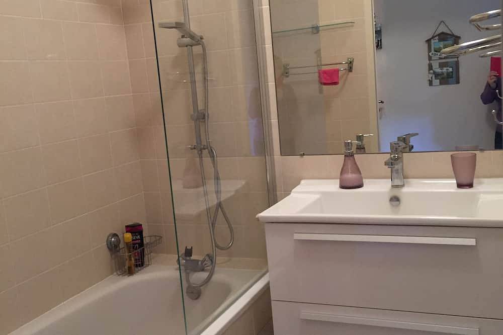 Entire apartment, Two-room apartment with balcony, indoor heated pool - 4 people in Deauville, Lisieux region