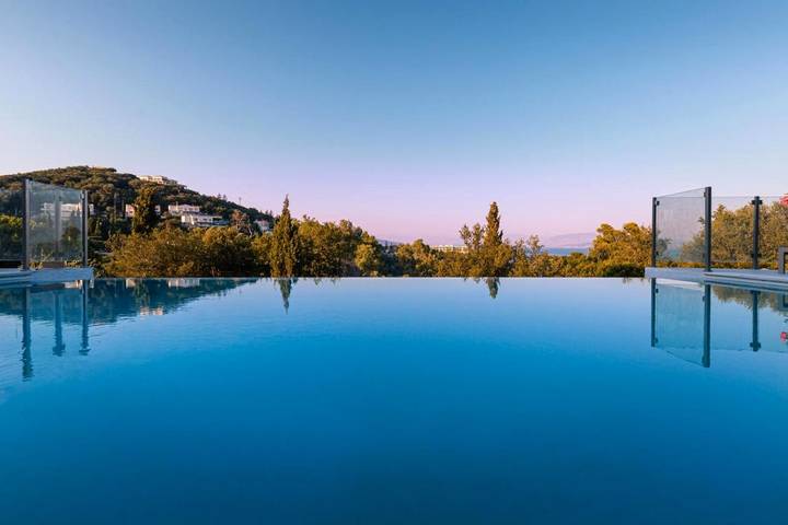 Διαμερίσματα διακοπών για 10 άτομα, με θέα και πισίνα καθώς και κήπο στη Λίμνη (Κέρκυρα)
