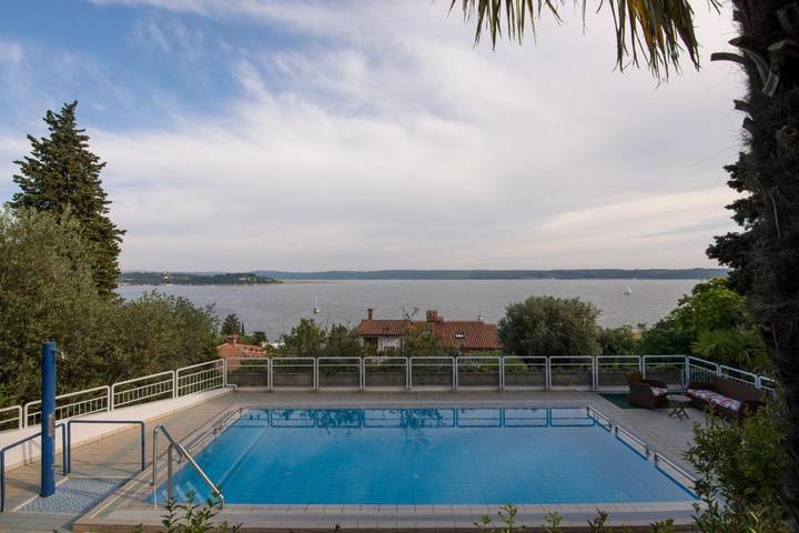 Apartament wakacyjny dla 2 osób, z basen i widok oraz ogród w Portoroz