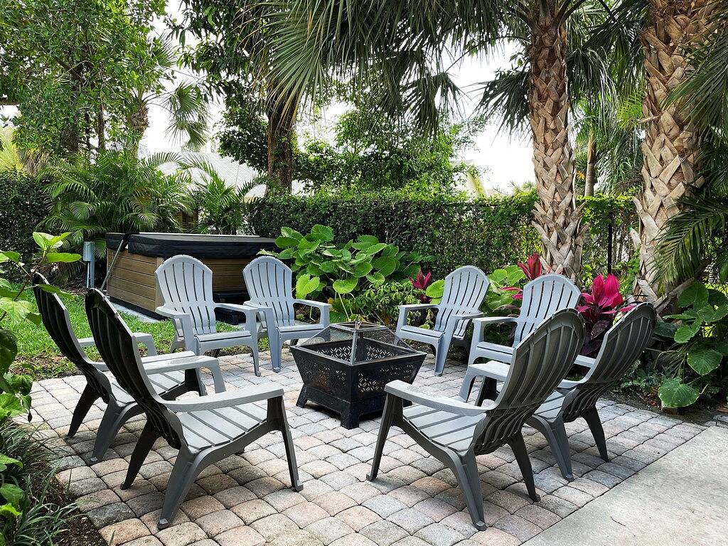 Recently Updated 2/2 Home with Hot Tub, 1 Mile to Beach in Lantana, Palm Beach County