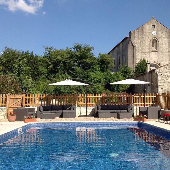 Gîte pour 2 personnes, avec terrasse ainsi que piscine et jardin à Dampierre-sur-Boutonne