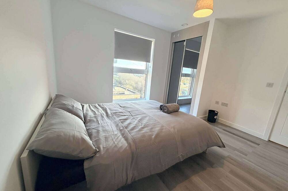 Entire apartment, Modern 2Bdr Oasis Home by Watford General in Watford, Hertfordshire