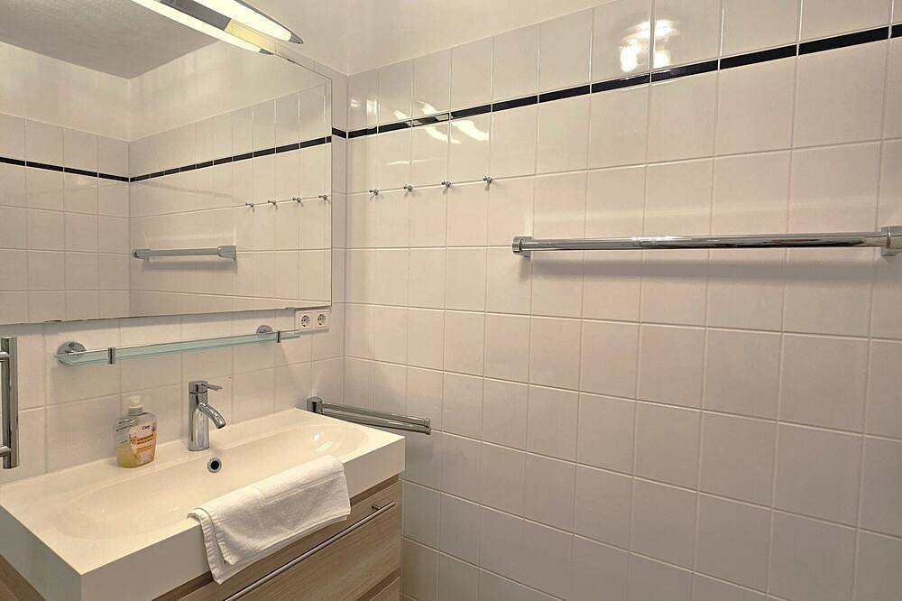 Ganze Wohnung, Ferienwohnung im Eg in Wrixum auf Föhr: 76 m² mit Terrasse & Garten in Wrixum, Föhr