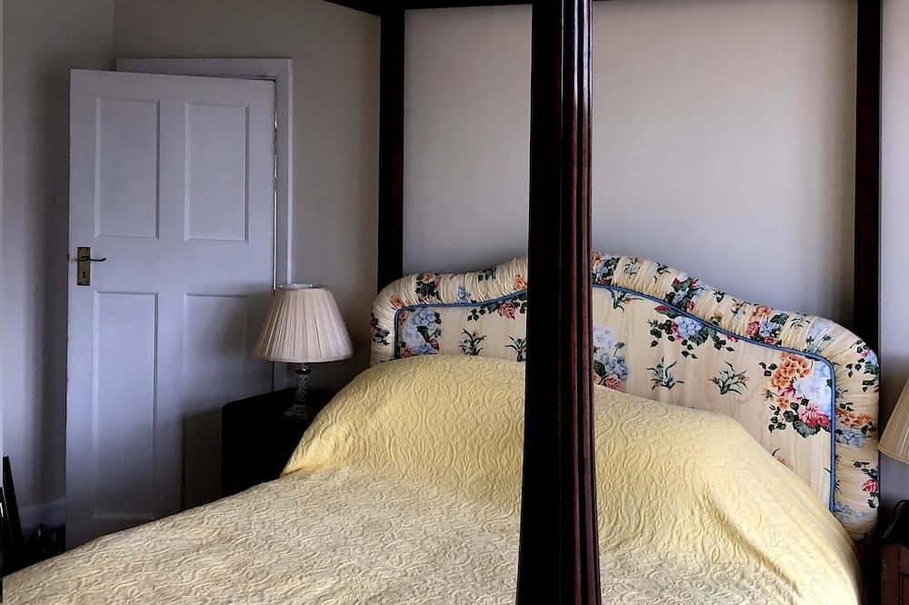 Residential 3 bed house on the Netherhampton Road with large garden in Salisbury, Wiltshire