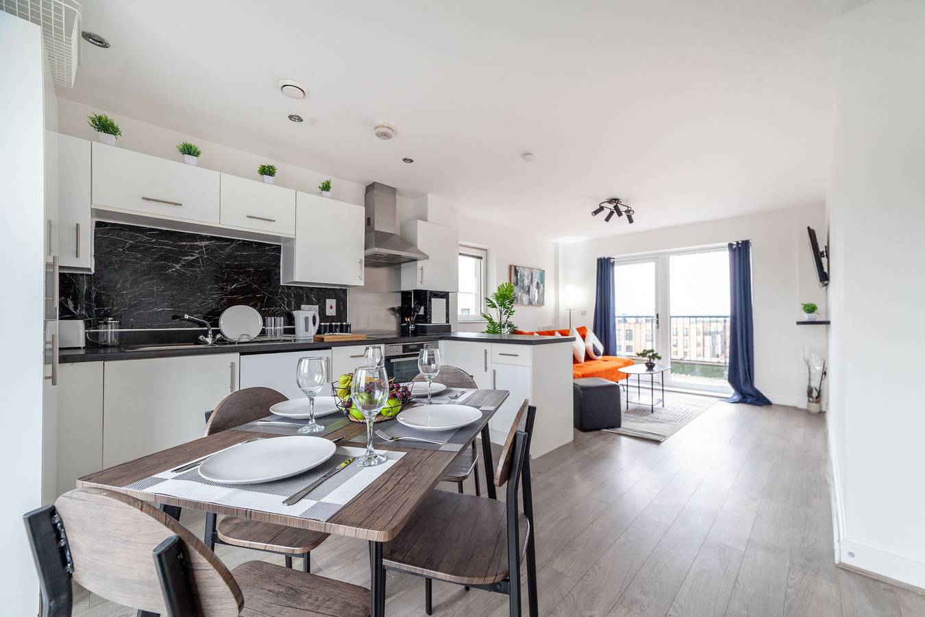 Entire holiday apartment, Top-Rated Penthouse - King Size Bed & Free Parking in Havering, London