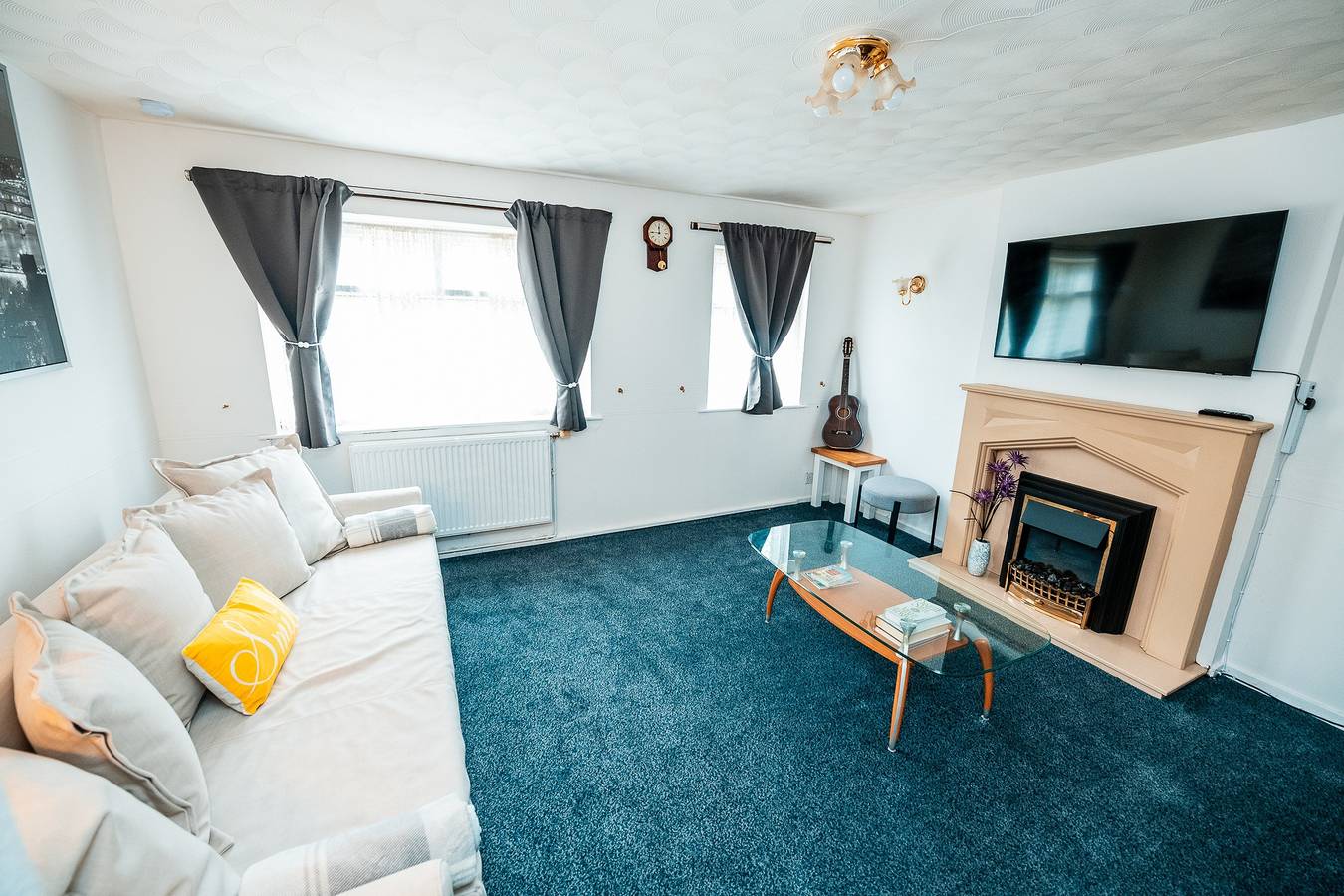3-Bed City Retreat - Sleeps 8, Garden & Parking in Greater Manchester