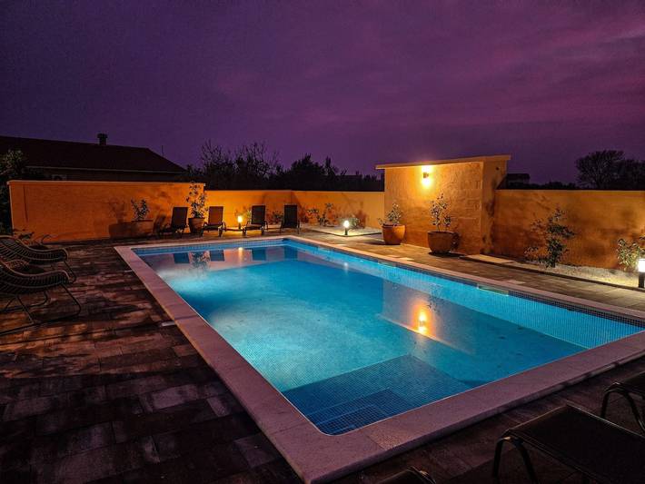 Location de vacances pour 24 personnes, avec terrasse ainsi que piscine et jardin, animaux acceptés à Vodnjan - 3
