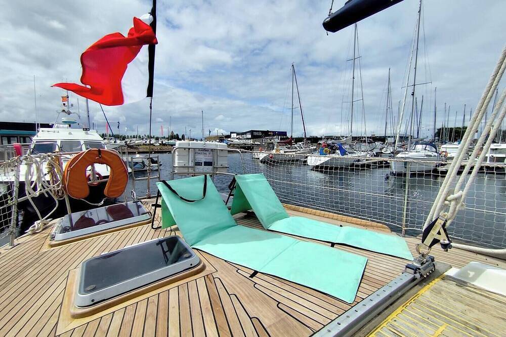 Saga, wooden sailboat close to beaches and ferries in Ouistreham, Caen und Umgebung
