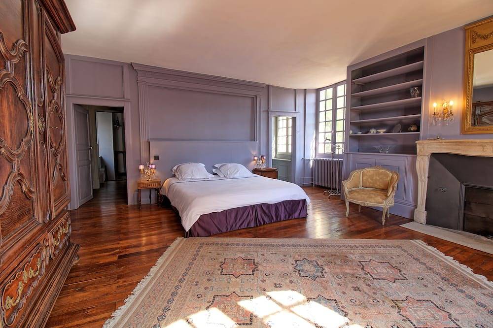 Gîte du chateau de Farge-Allichamps in Farges-Allichamps, Saint-Amand-Montrond