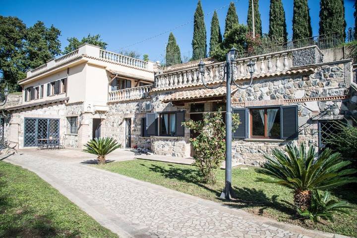 Casa vacanza per 11 persone, con Balcone e Terrazza nonché Giardino e Panorama a Sacrofano