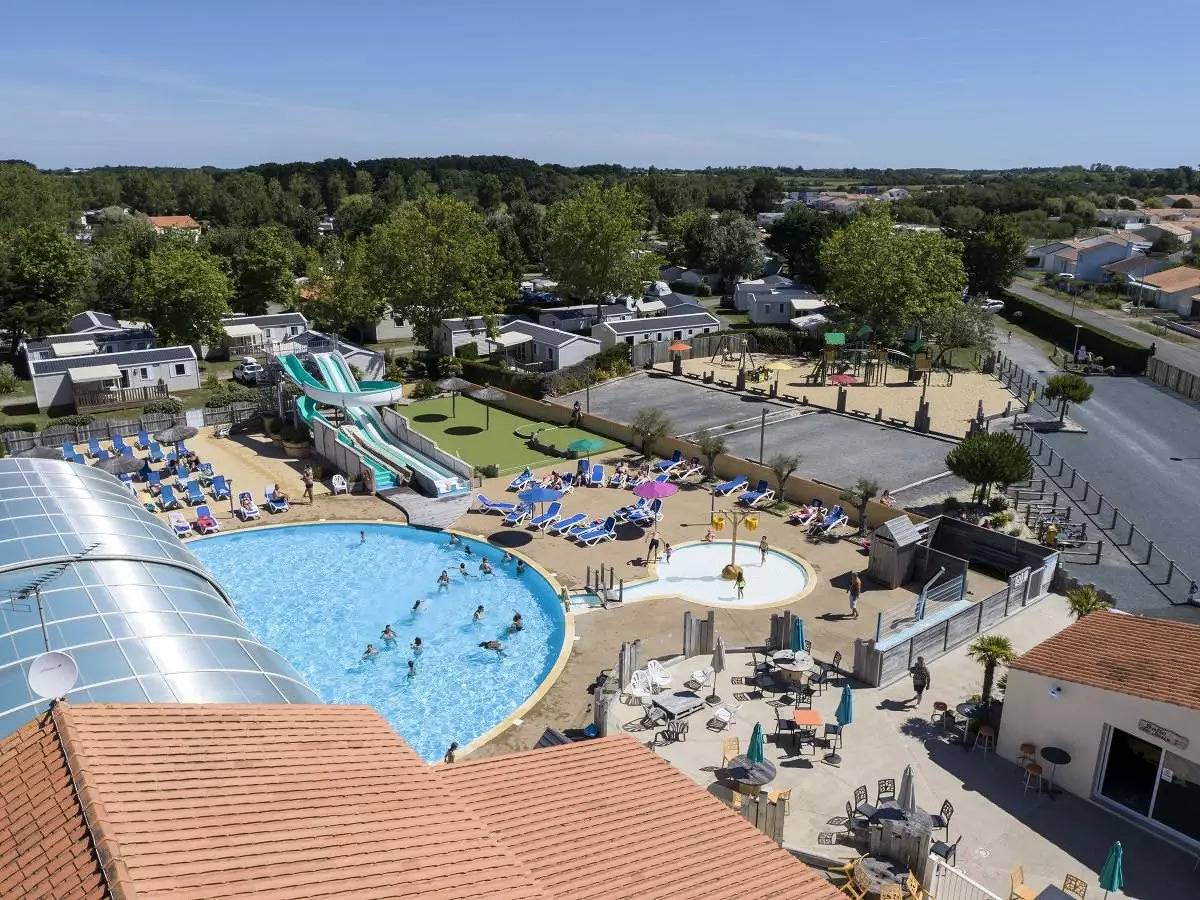 C- Mobil-home Caraïbes - 2 chambres 6 personnes in Givrand, Vallée de la Loire