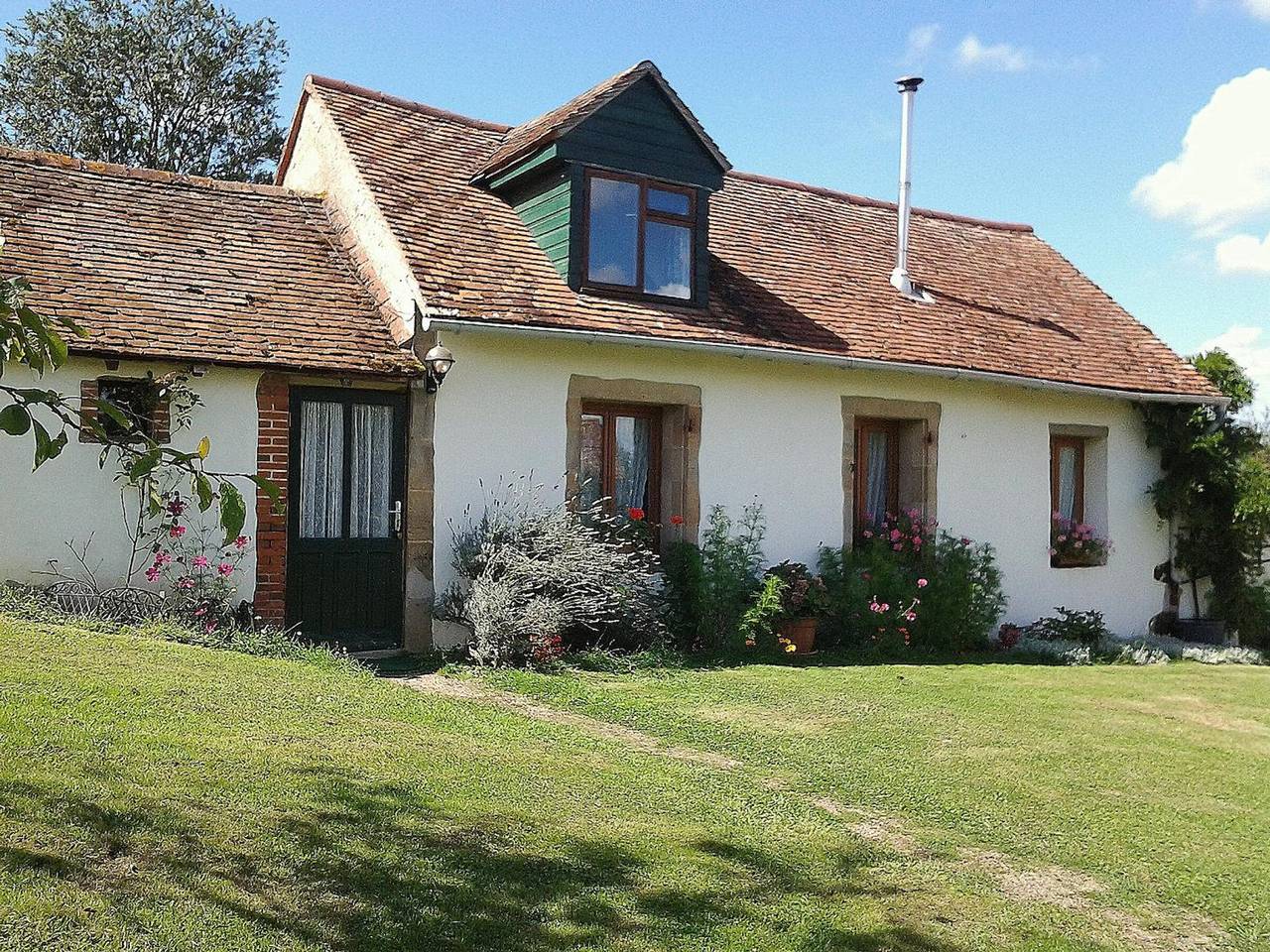 Fermette restaurée au calme avec climatisation et jardin in Lurcy-Lévis, Allier