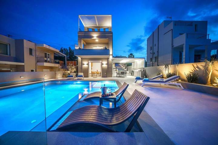 Location de vacances pour 8 personnes, avec Balcon et Terrasse ainsi que Jardin et Piscine dans Stalos