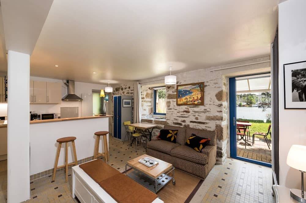 Apartamento entero, Gran estudio independiente (30m2) con terraza, pies en el agua. in Béganne, Región de Vannes