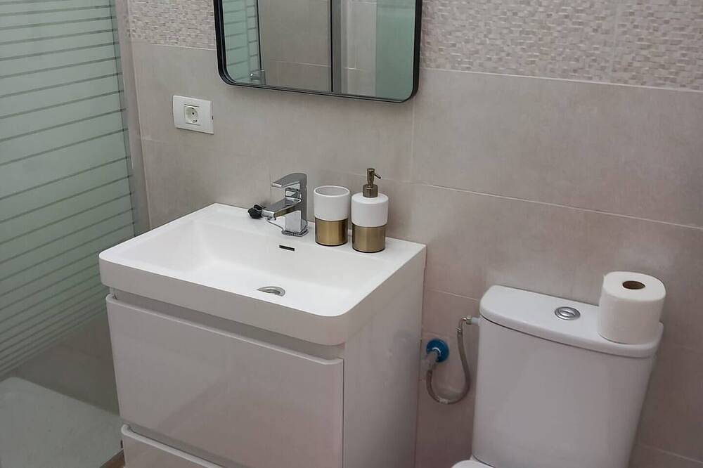 Apartamento entero, Single room with a single bed and en-suite bathroom. The window looks out onto the patio area in Vilaflor de Chasna, Tenerife Sur