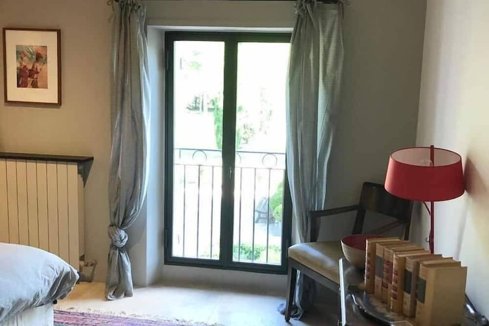 Renovated old farmhouse South Avignon, wooded park, swimming pool, tennis in Rognonas, Arles und Umgebung