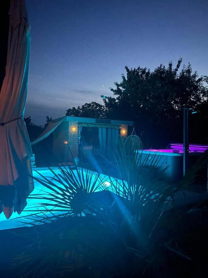 Location de vacances pour 2 personnes, avec Jacuzzi et Terrasse ainsi que Jardin et Piscine à Virac - 3