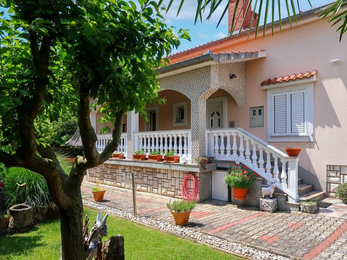 Ferienwohnung für 6 Personen, mit Balkon und Terrasse sowie Garten in Malinska