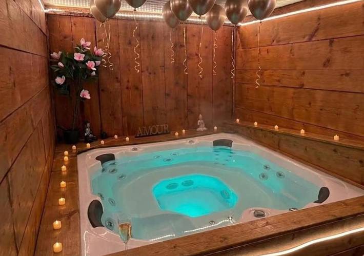 Gîte pour 2 personnes, avec Jacuzzi ainsi que Terrasse et Sauna à Tassin-la-Demi-Lune