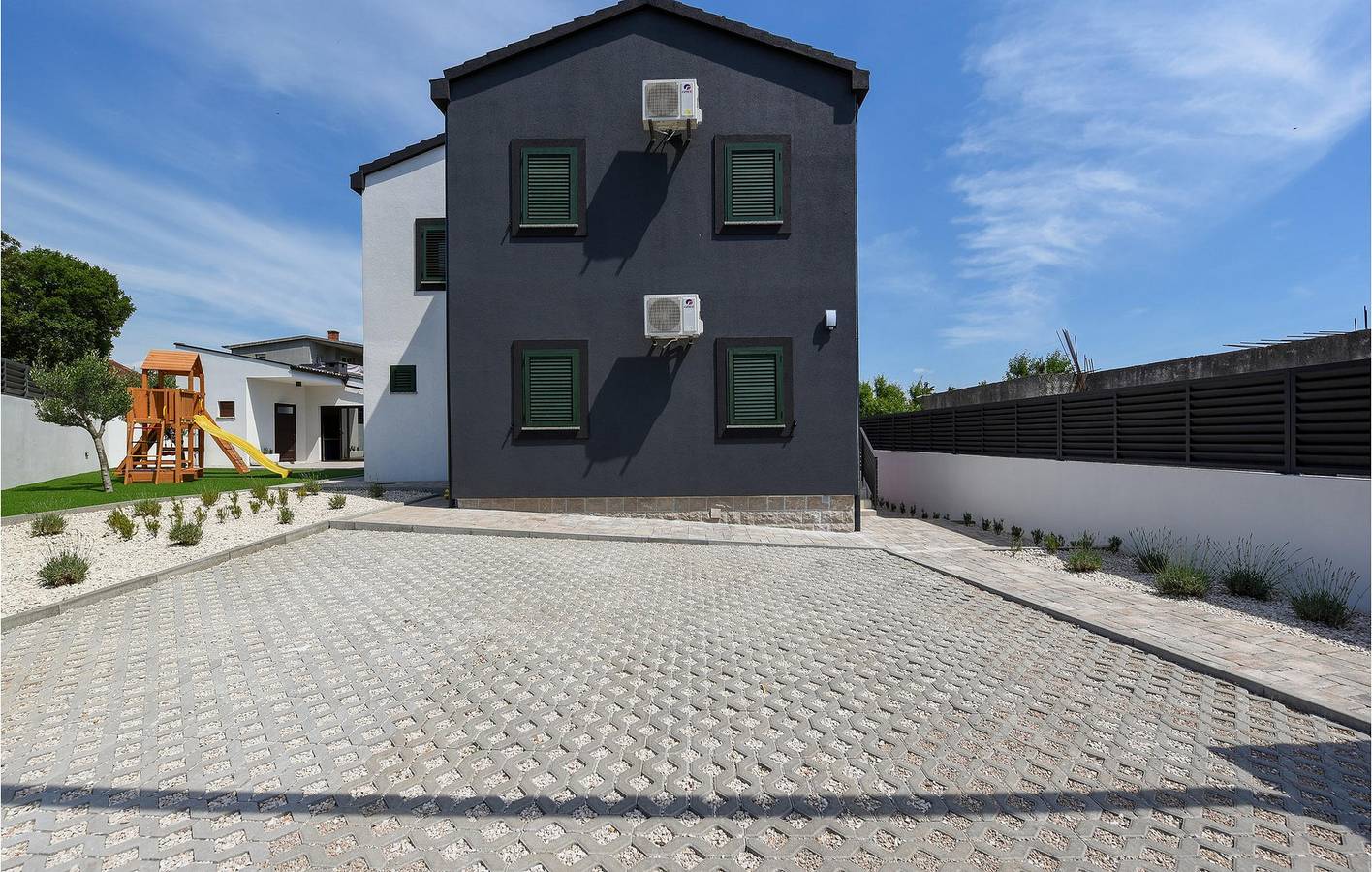 Ferienhaus für 8 Personen mit Terrasse in Maslenica, Zadar