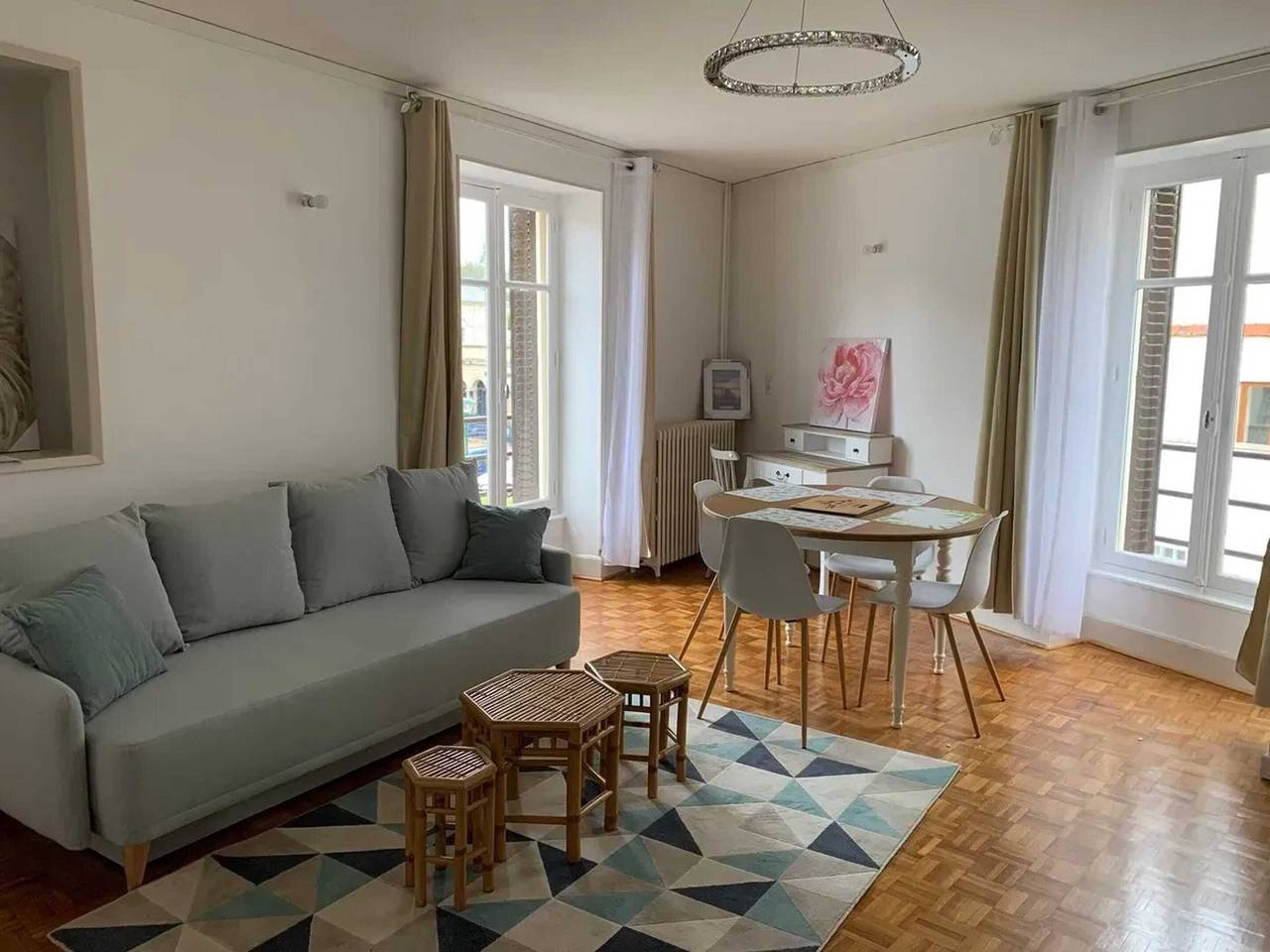 Apartamento entero, Apartamento cómodo con aparcamiento gratuito en Néris-les-Bains in Néris-les-Bains, Región de Montluçon