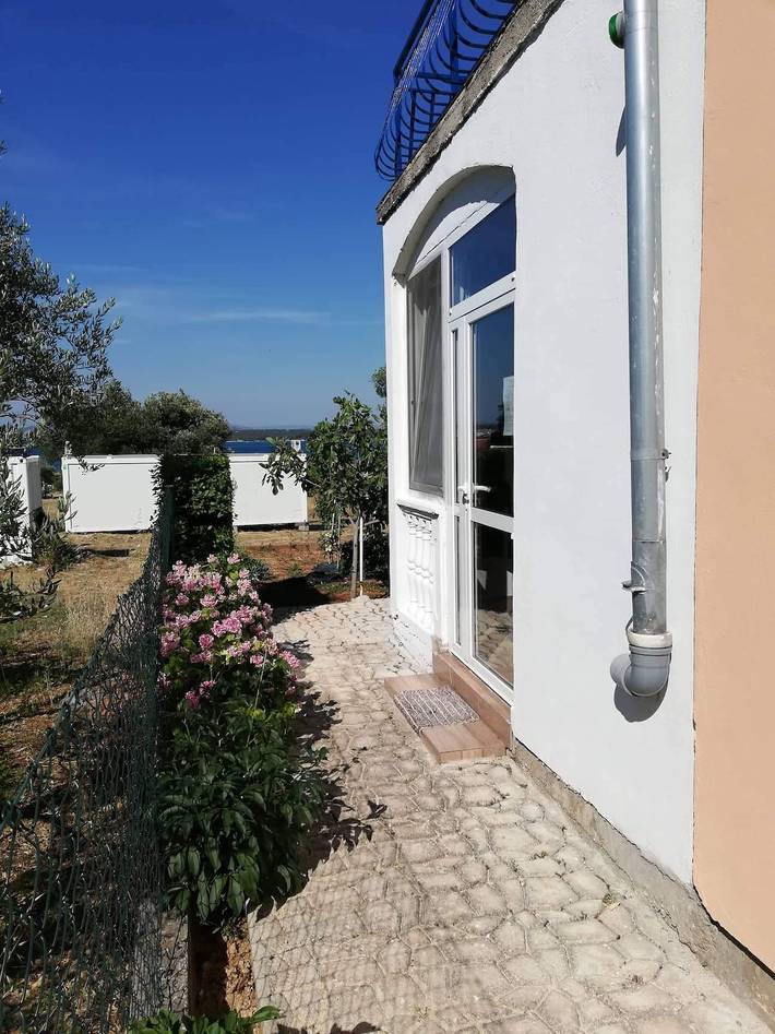 Ganze Wohnung, 2-Zimmer-Ferienwohnung mit Terrasse und Meerblick Tkon, Pasman A-5827-b in Tkon, Pasman