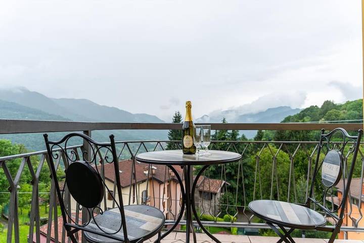 Gîte pour 6 personnes, avec Balcon et Terrasse ainsi que Jardin et Vue à Zogno