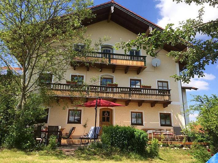 Ferienhaus für 12 Personen, mit Balkon und Terrasse sowie Garten und Seeblick in Kirchanschöring