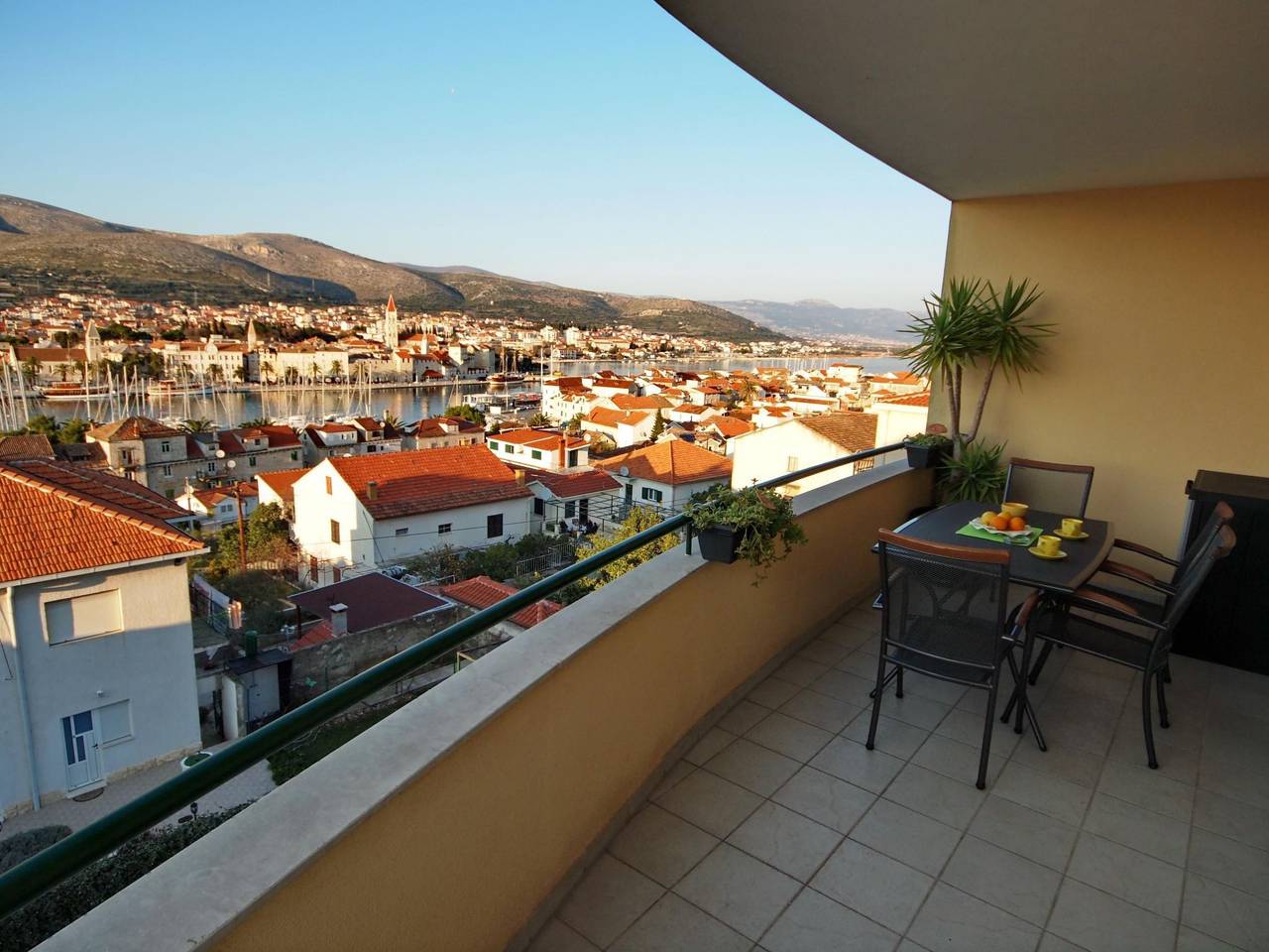 Appartement entier, Wohnung mit Blick auf das Wasser in Trogir, Čiovo