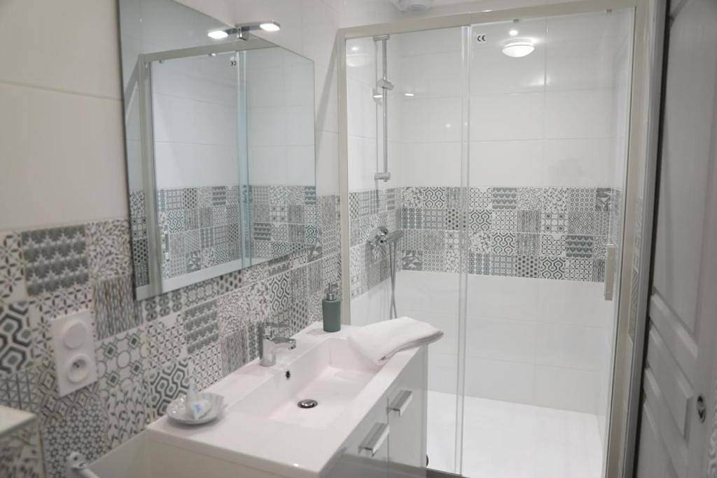 Double Room with Private Bathroom in Decazeville, Aveyron