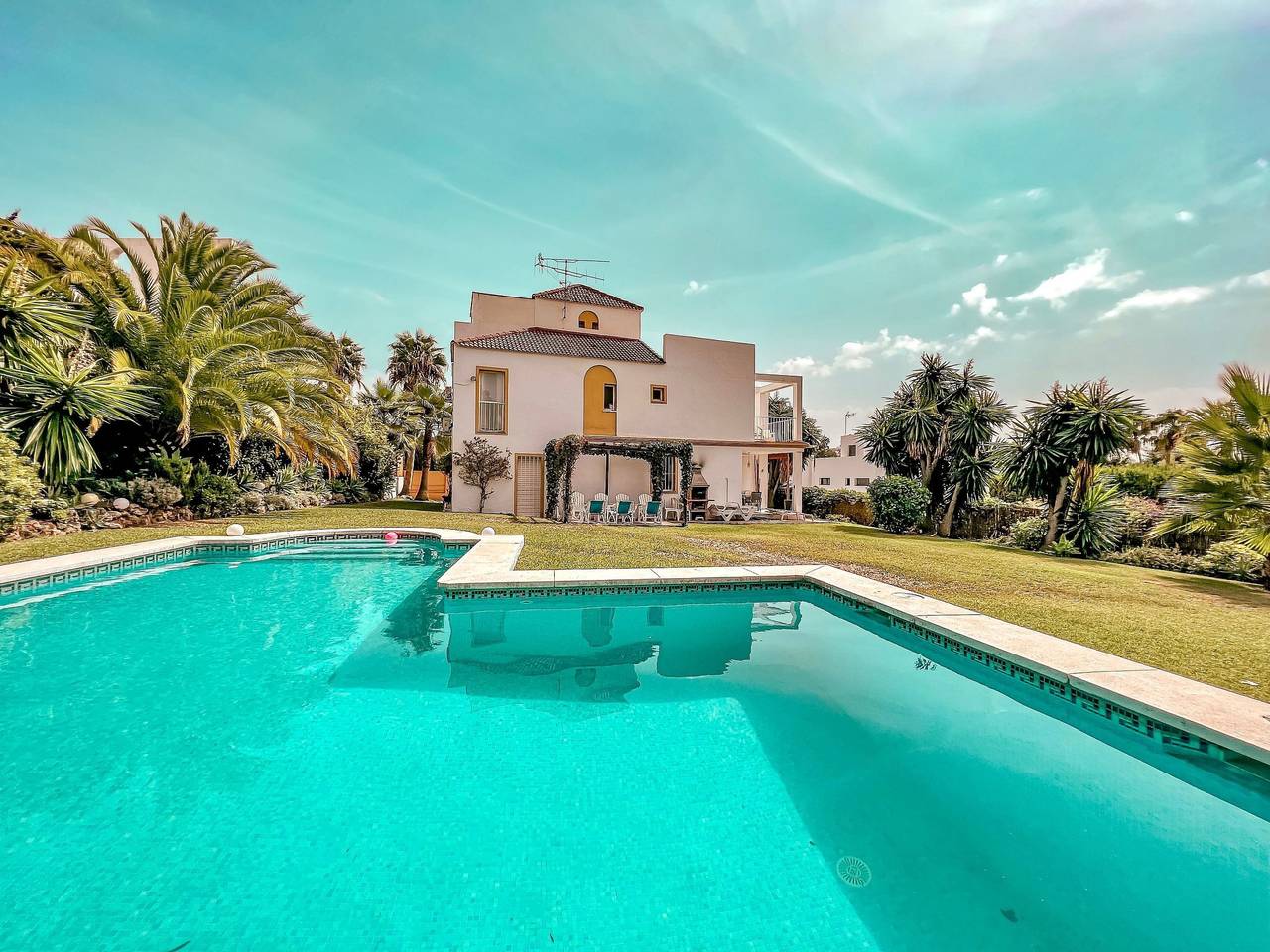 Schöne Villa, großer Pool und Garten in Nueva Andalucia Golf Valley, Marbella